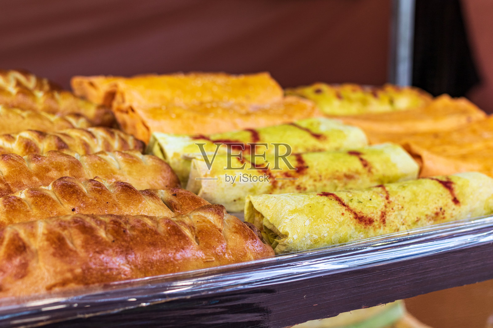 有各种面制品的烹饪自助餐。照片摄影图片