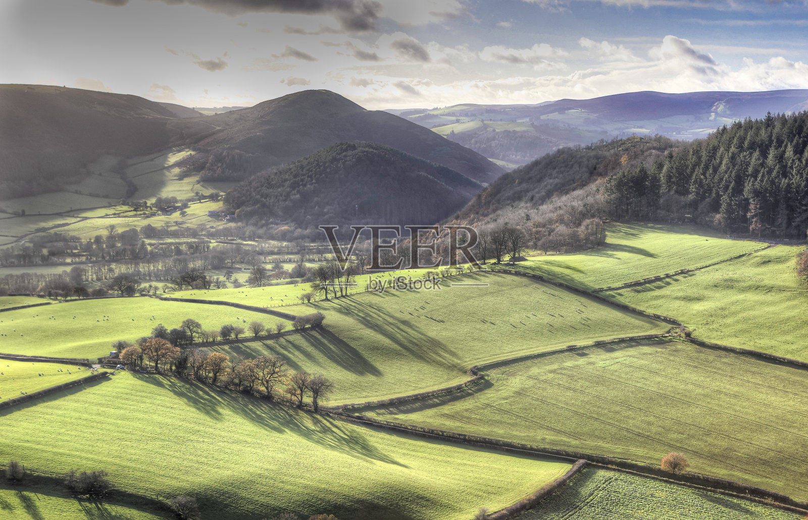 从北赫里福德郡的赫洛克山望向黑山。照片摄影图片