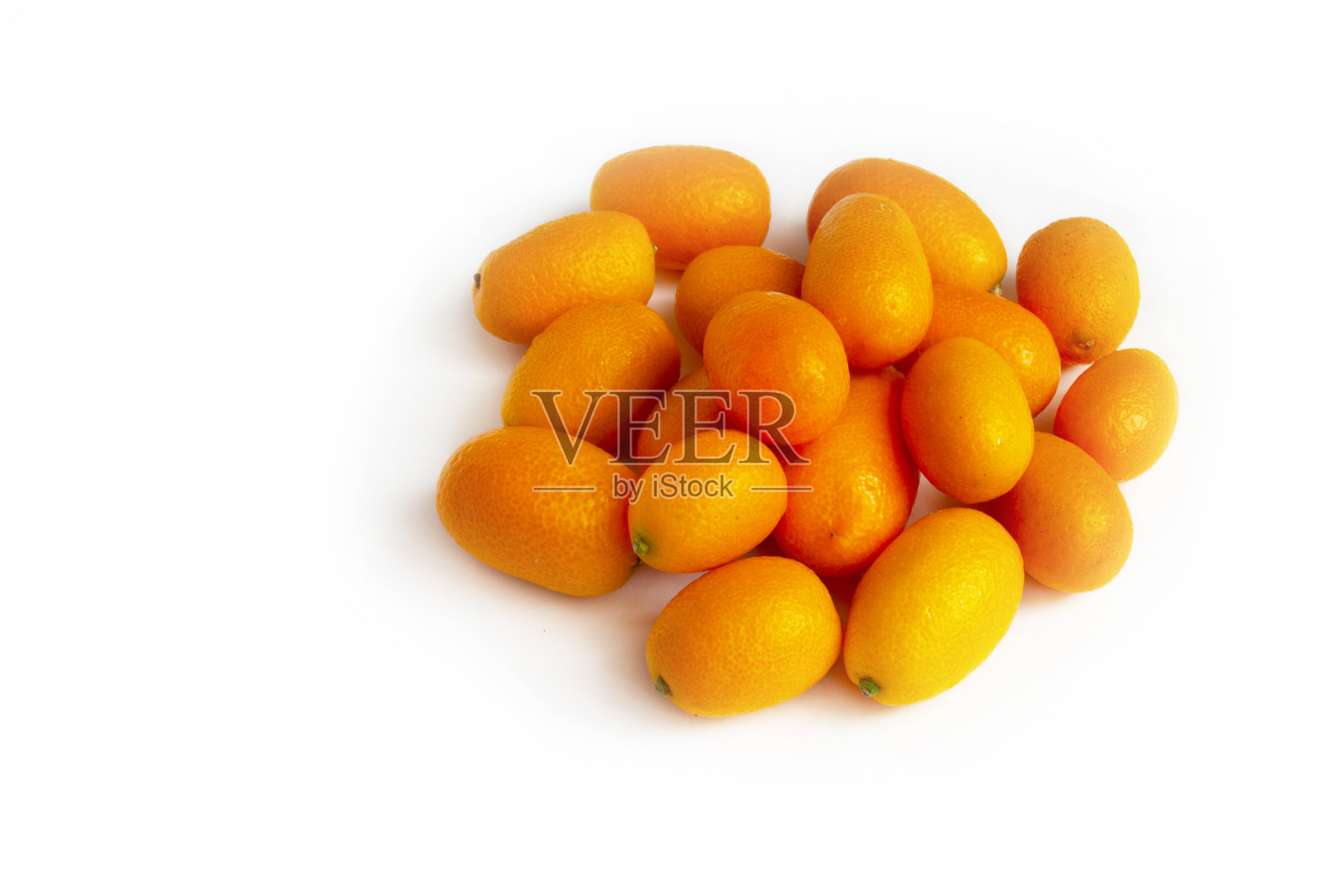 一把新鲜，明亮，多汁的金橘放在白色的背景上。奇异的热带柑橘类水果。抗氧化剂，维生素c。前视图。本空间照片摄影图片