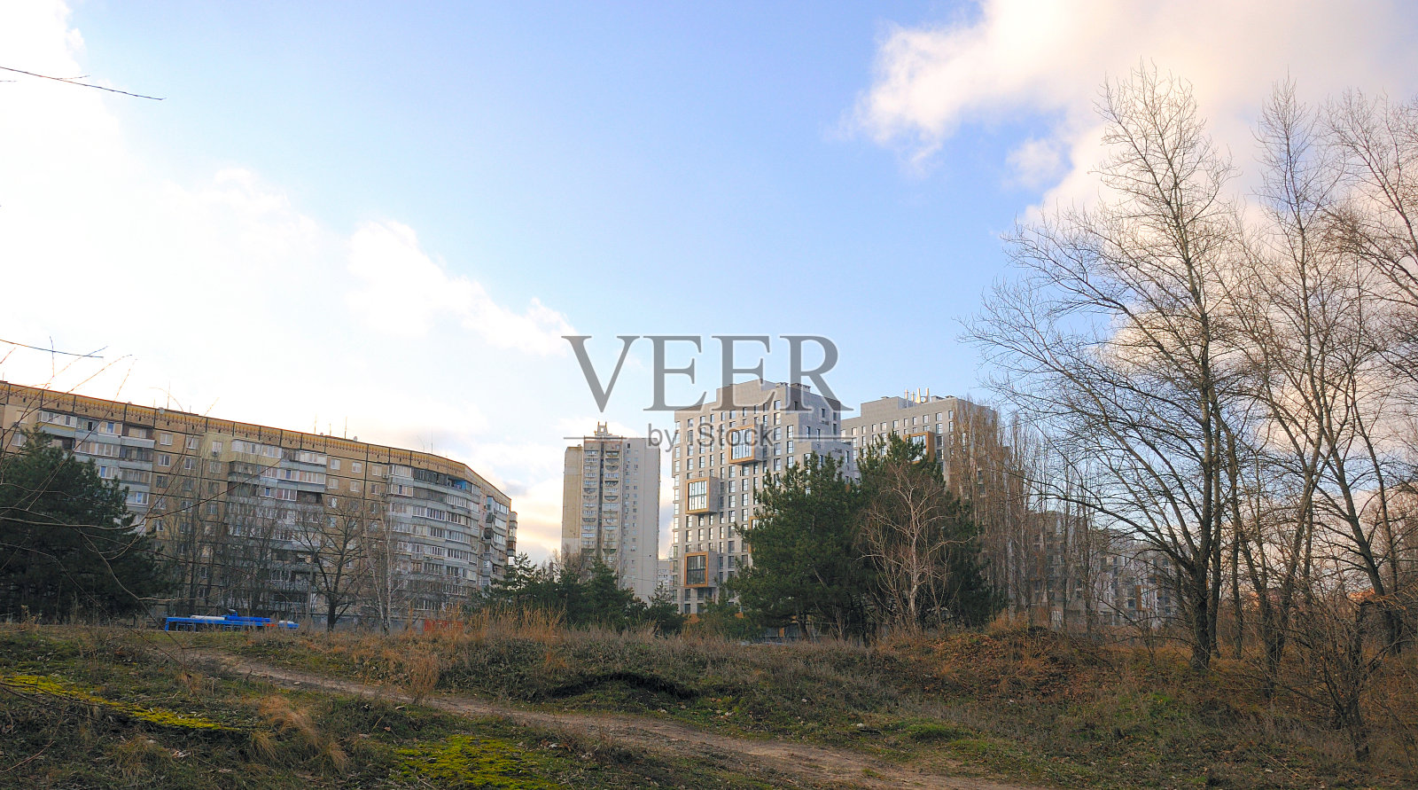 多层住宅楼位于城市的沿海地区照片摄影图片