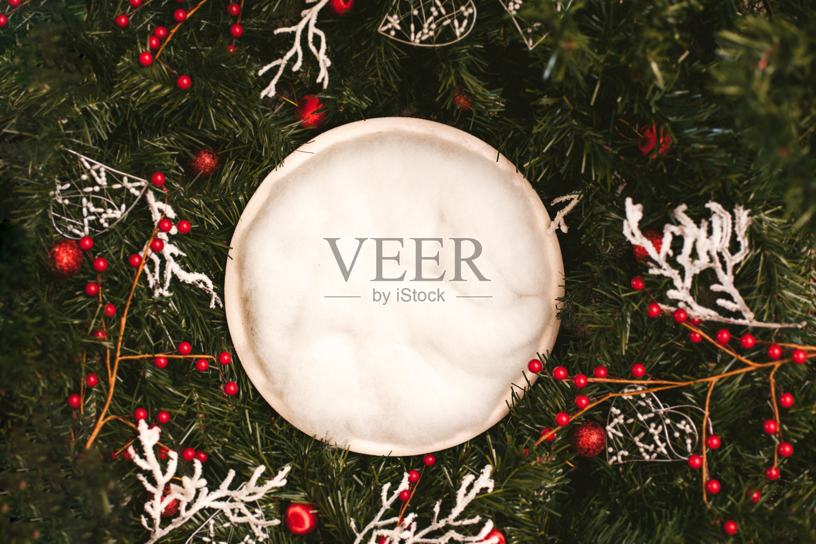 新生儿摄影背景-白碗松树背景，雪，松果和装饰品。圣诞节刚出生的背景。照片摄影图片