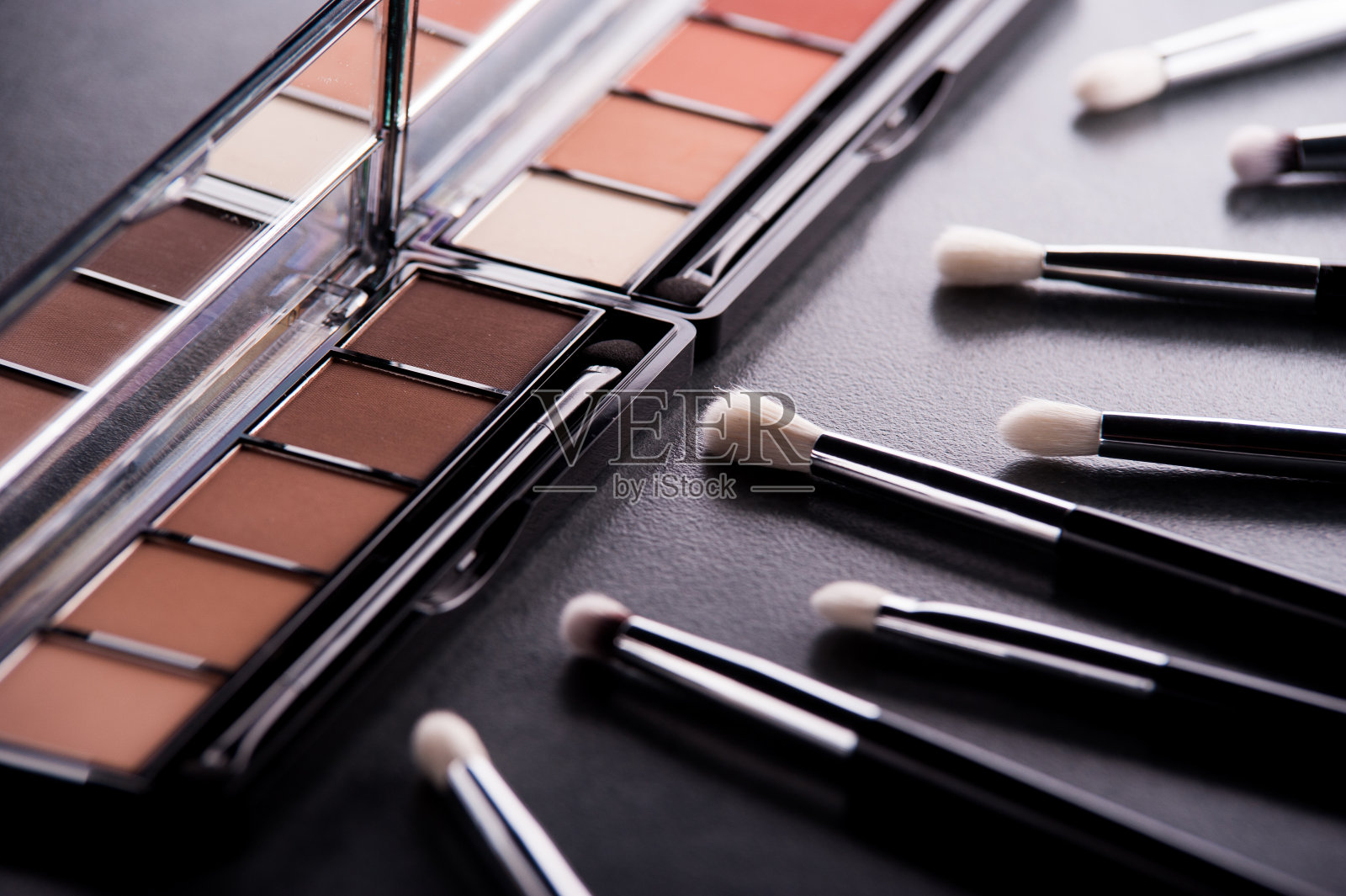 化妆调色板与画笔躺在黑色的背景照片摄影图片