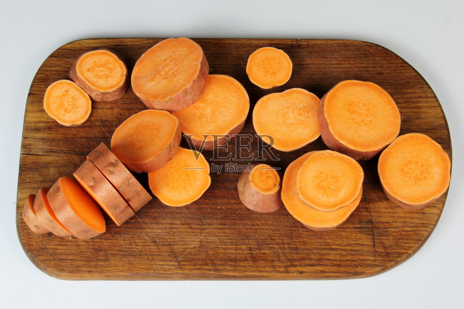 切片红薯在木板背景上照片摄影图片