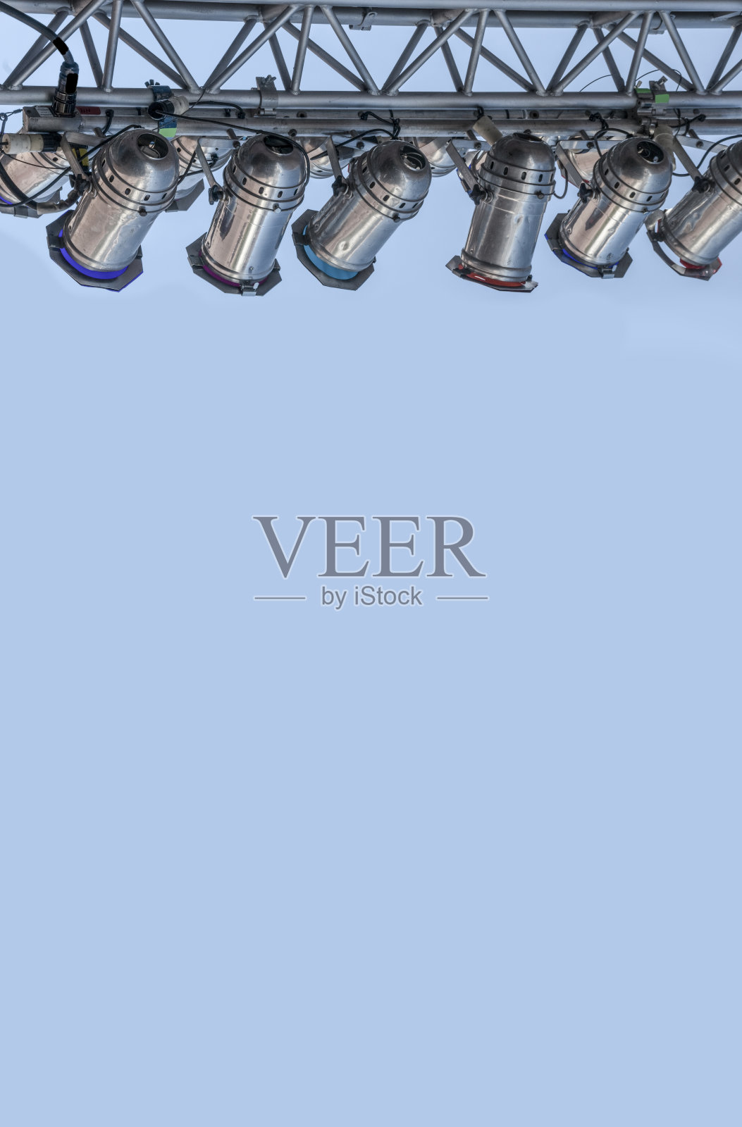 舞台灯光头顶，浅蓝色背景，拷贝空间照片摄影图片