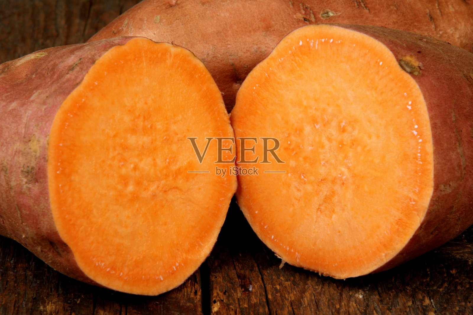 切片红薯在木板背景上照片摄影图片