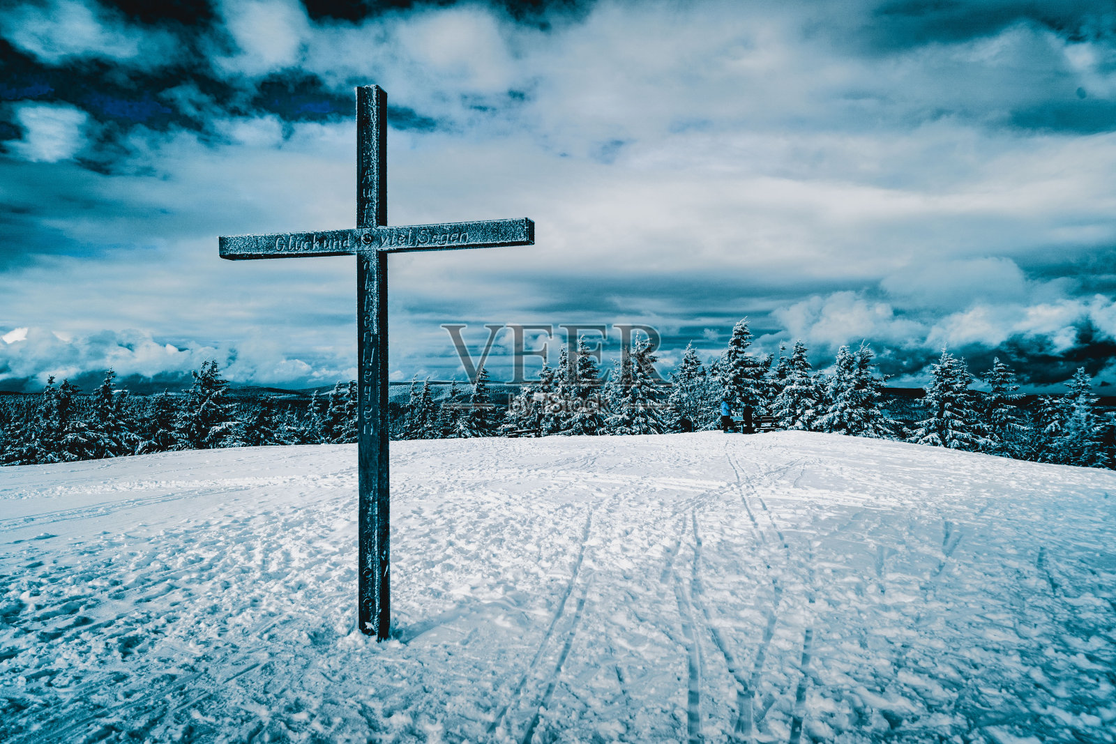 冬天穿过图林根森林的施尼科普夫峰照片摄影图片