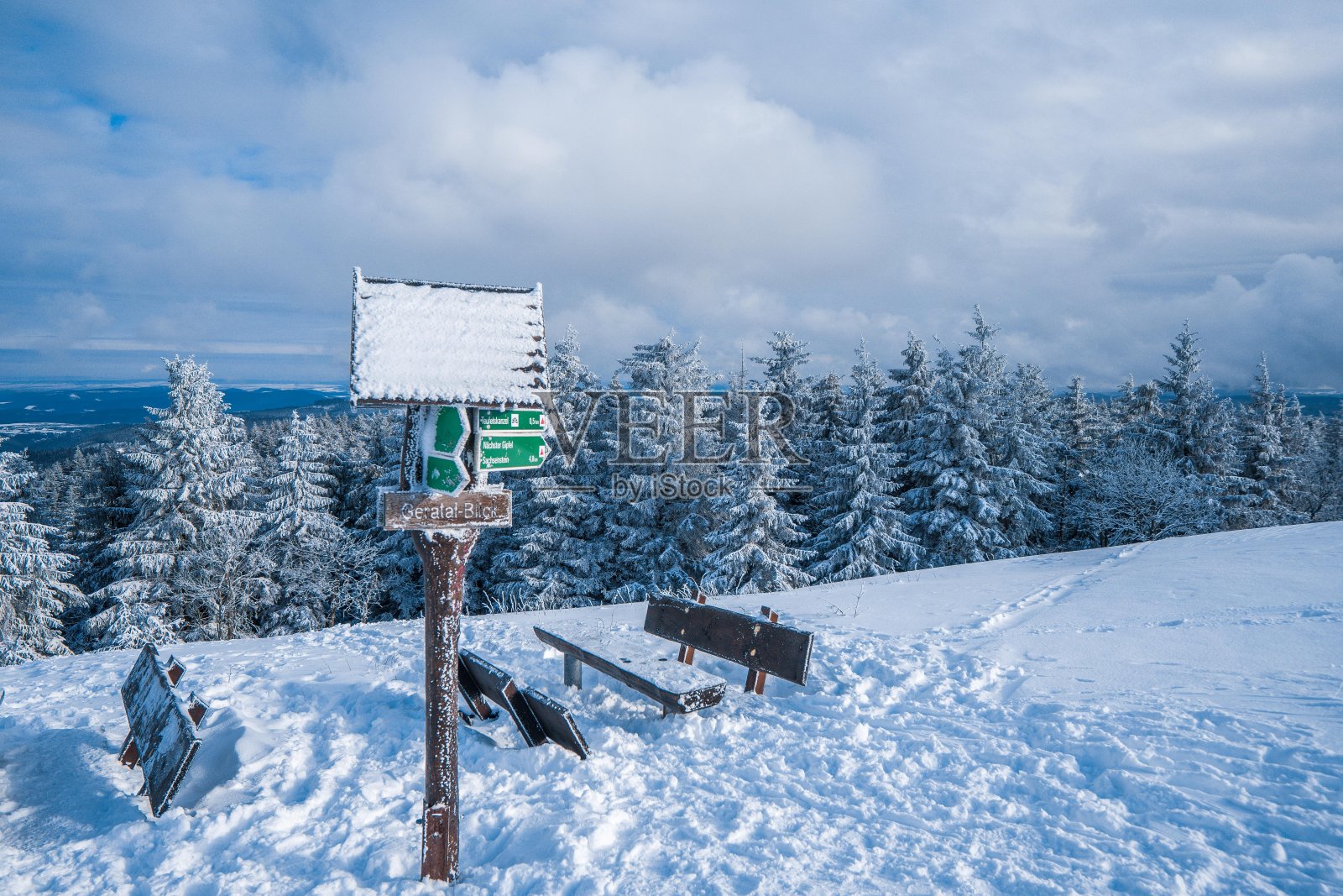 冬季图林根森林的徒步休息区照片摄影图片