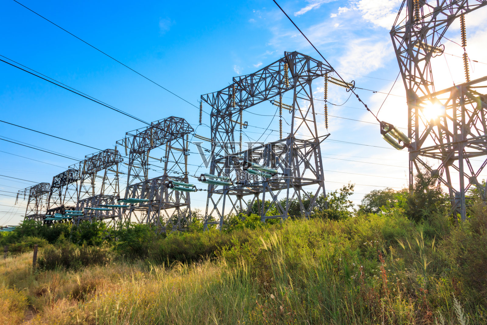 蓝天映衬着高压电线照片摄影图片