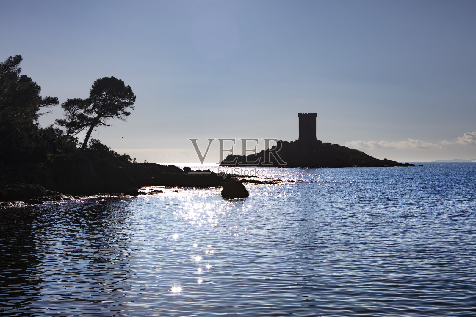 德拉蒙特角的背光照片和Dr. Luthaud岛在圣拉斐尔在瓦尔照片摄影图片