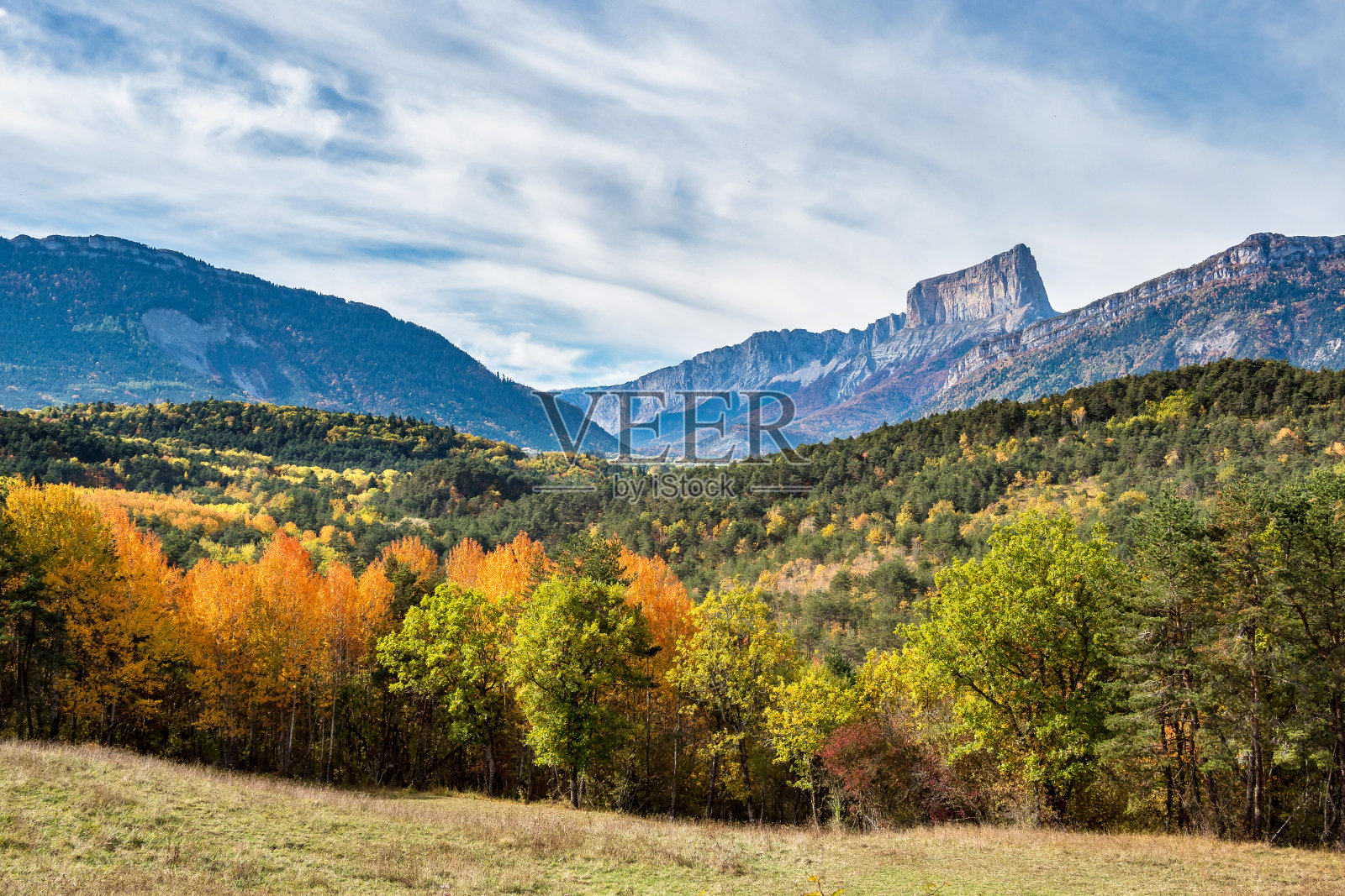 法国乡村。克莱莱斯:维科尔高地的景色，泥石山和瓦尔德罗姆山谷，法国照片摄影图片