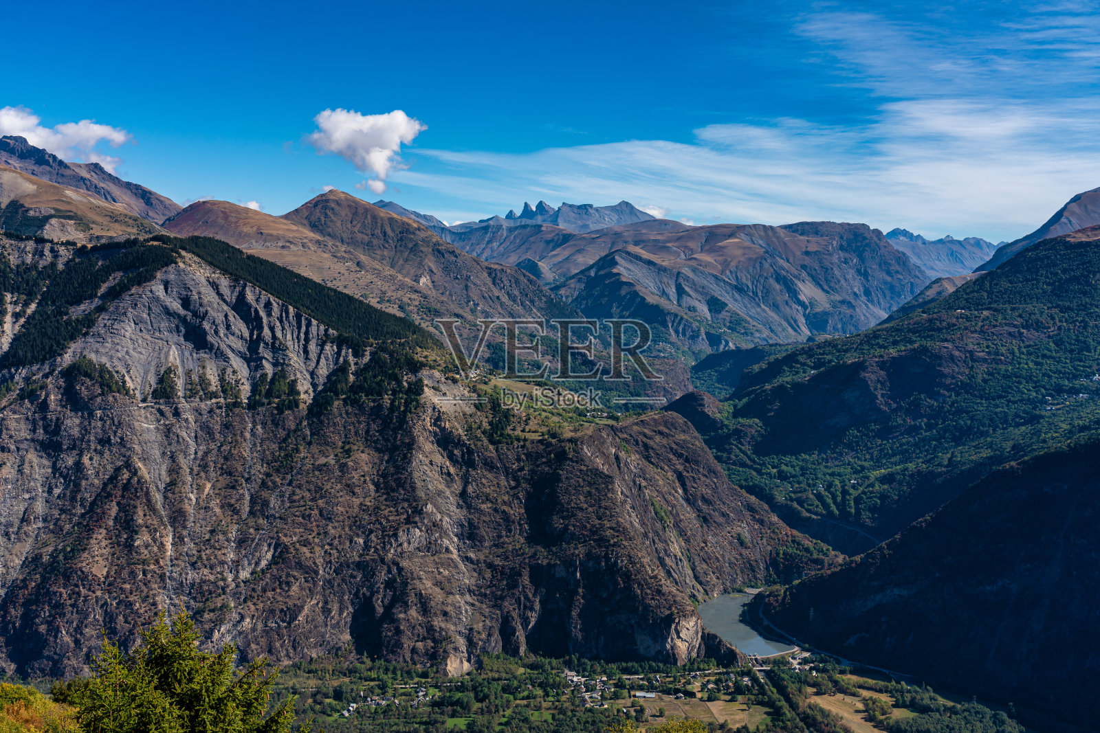 法国的Le Bourg d'Oisans周围山脉的风景照片摄影图片