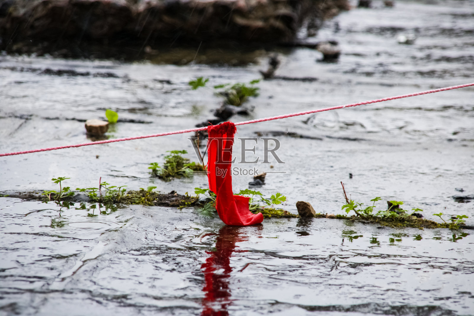 潮湿的人行道上放着一块红布照片摄影图片
