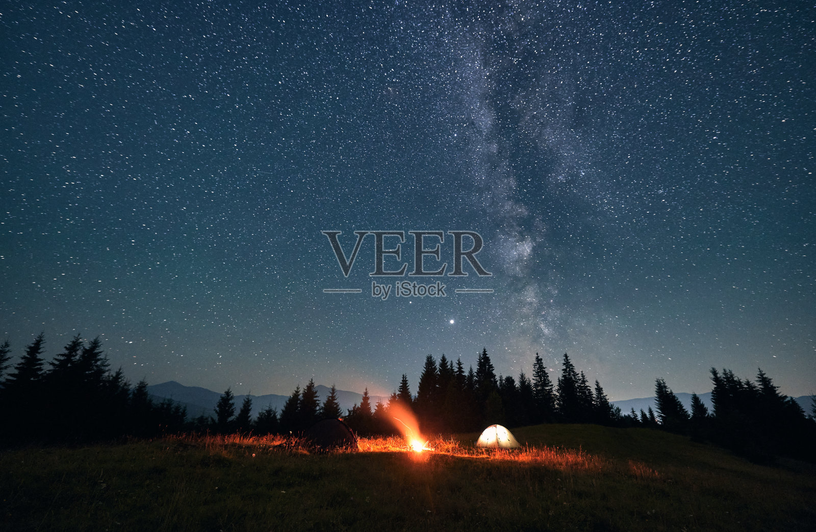满天繁星的夜空，夏季山区银河照片摄影图片