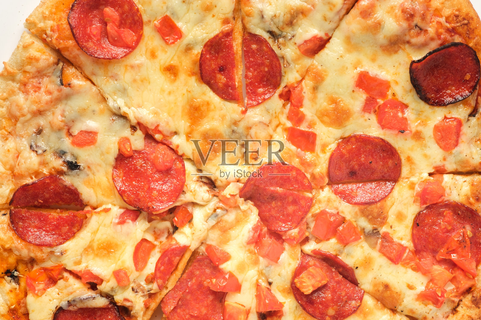 意大利辣香肠披萨馅特写。意大利食品的概念。开胃的披萨。照片摄影图片