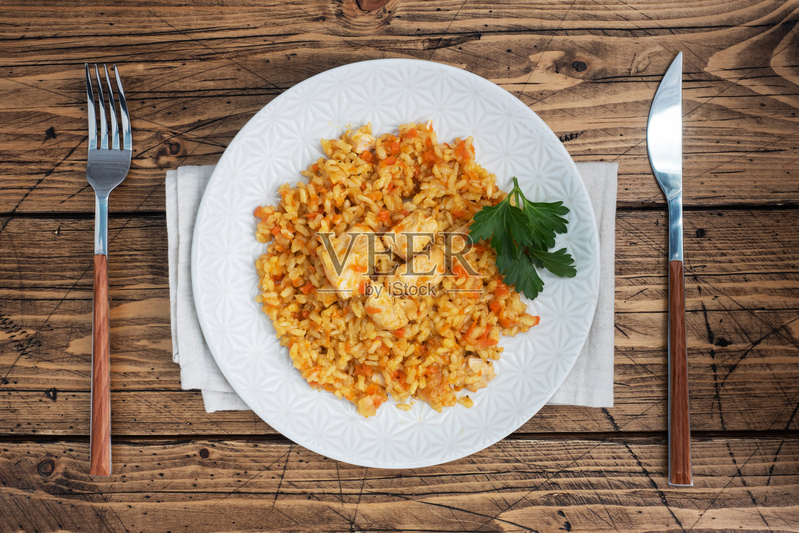 美味的亚洲肉饭，一盘蔬菜和鸡肉炖饭。木制的乡村背景。照片摄影图片