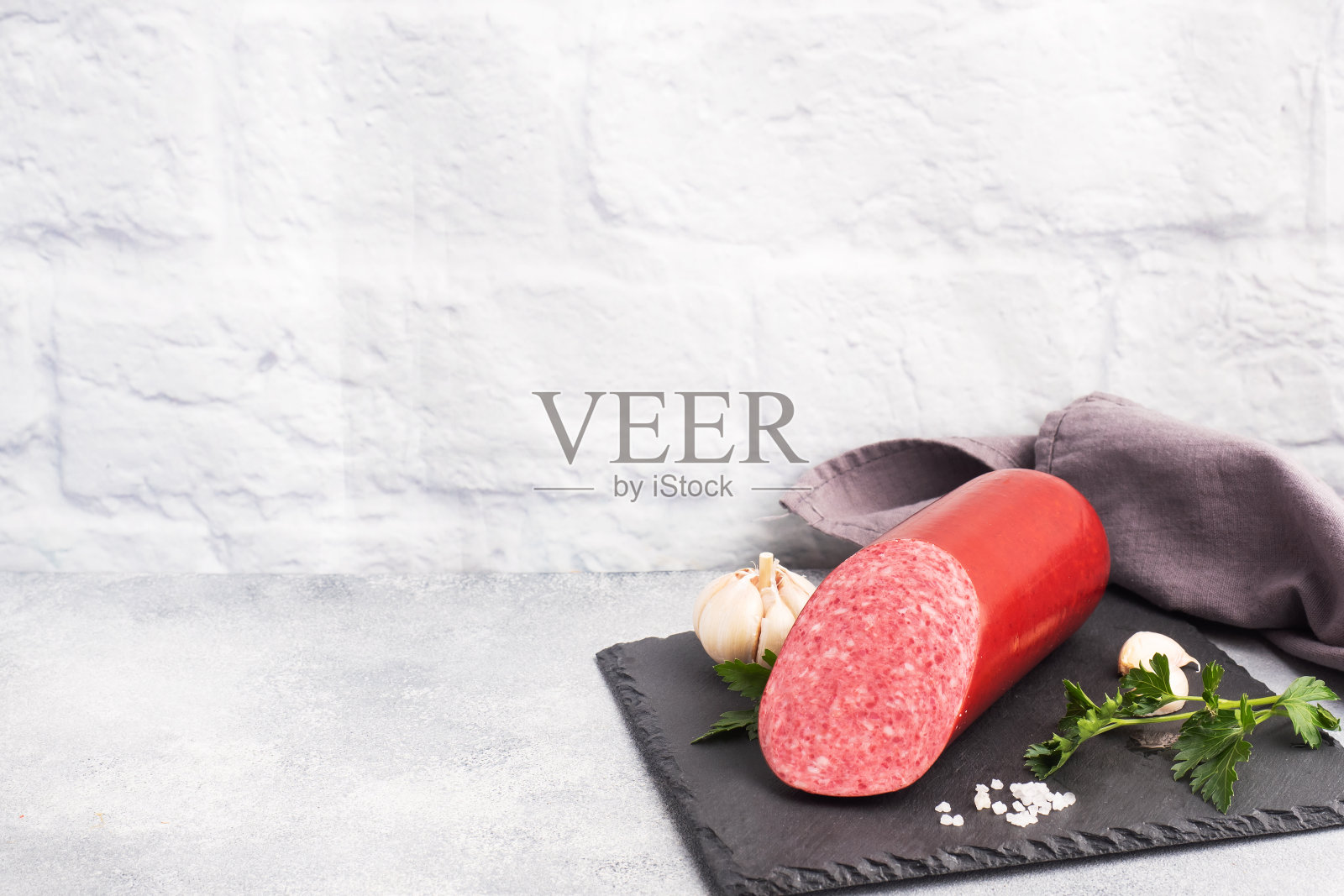 在切菜板上用欧芹、香料和大蒜腌制的意大利腊肠。俯视图拷贝空间照片摄影图片