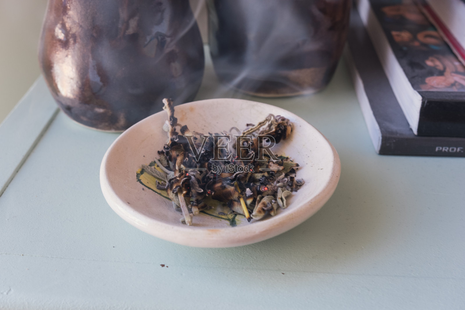 燃烧着的干燥鼠尾草叶子。照片摄影图片