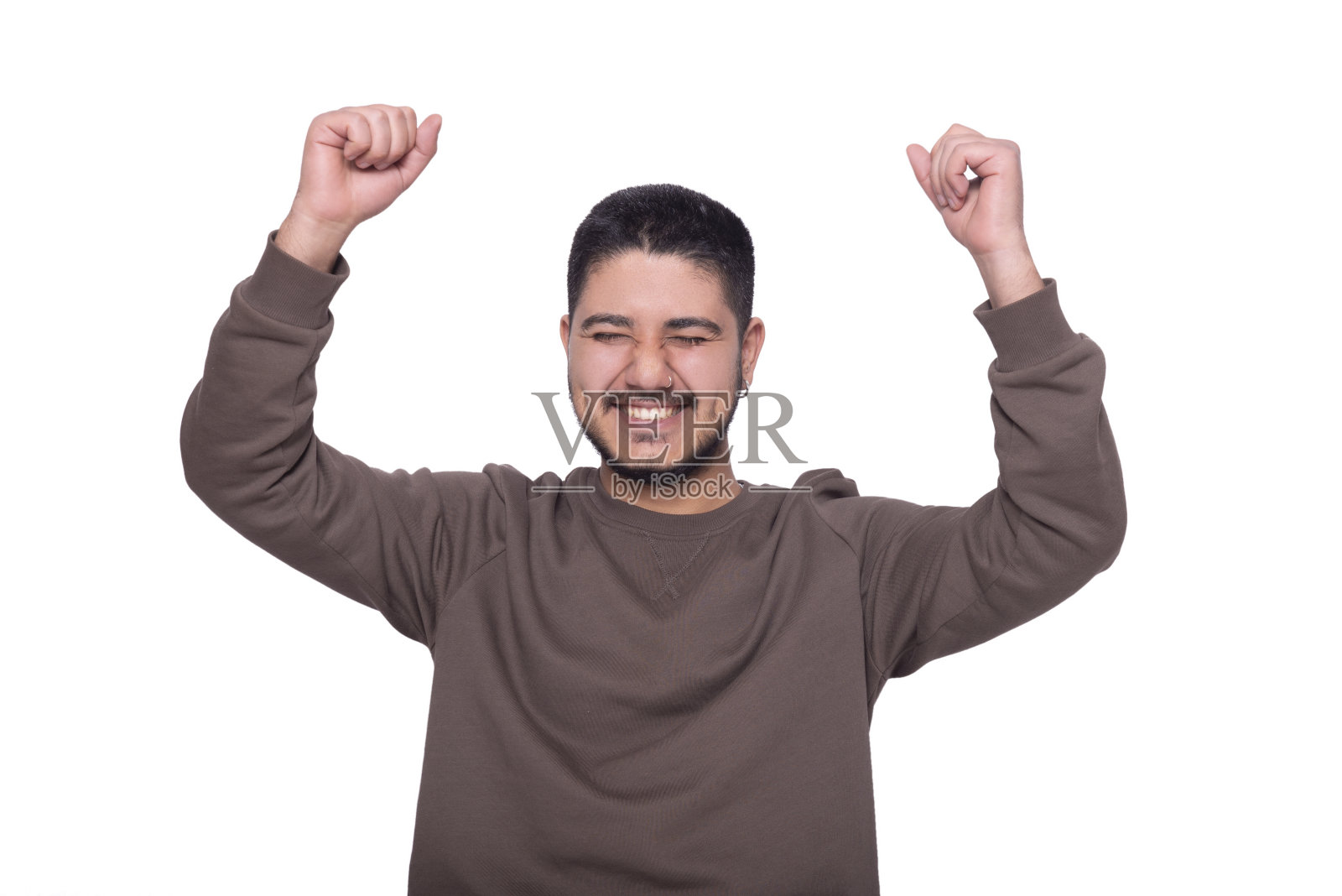 笑着的男人为他的成功尖叫。照片摄影图片