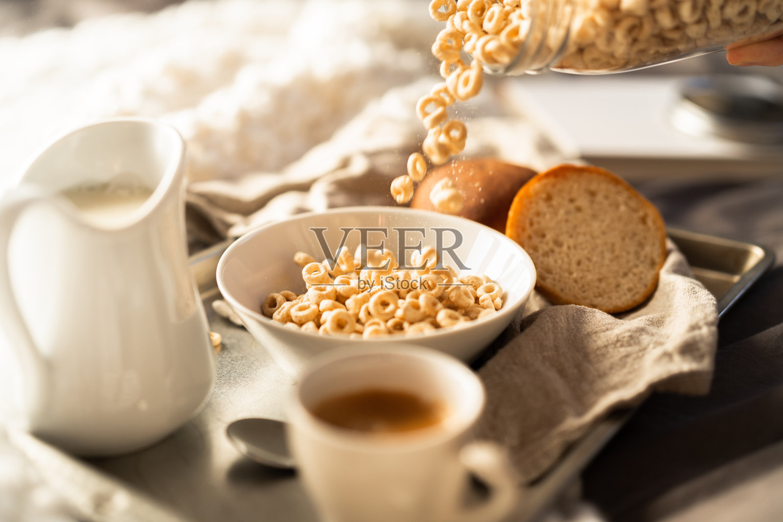 床上早餐，麦片和浓咖啡照片摄影图片