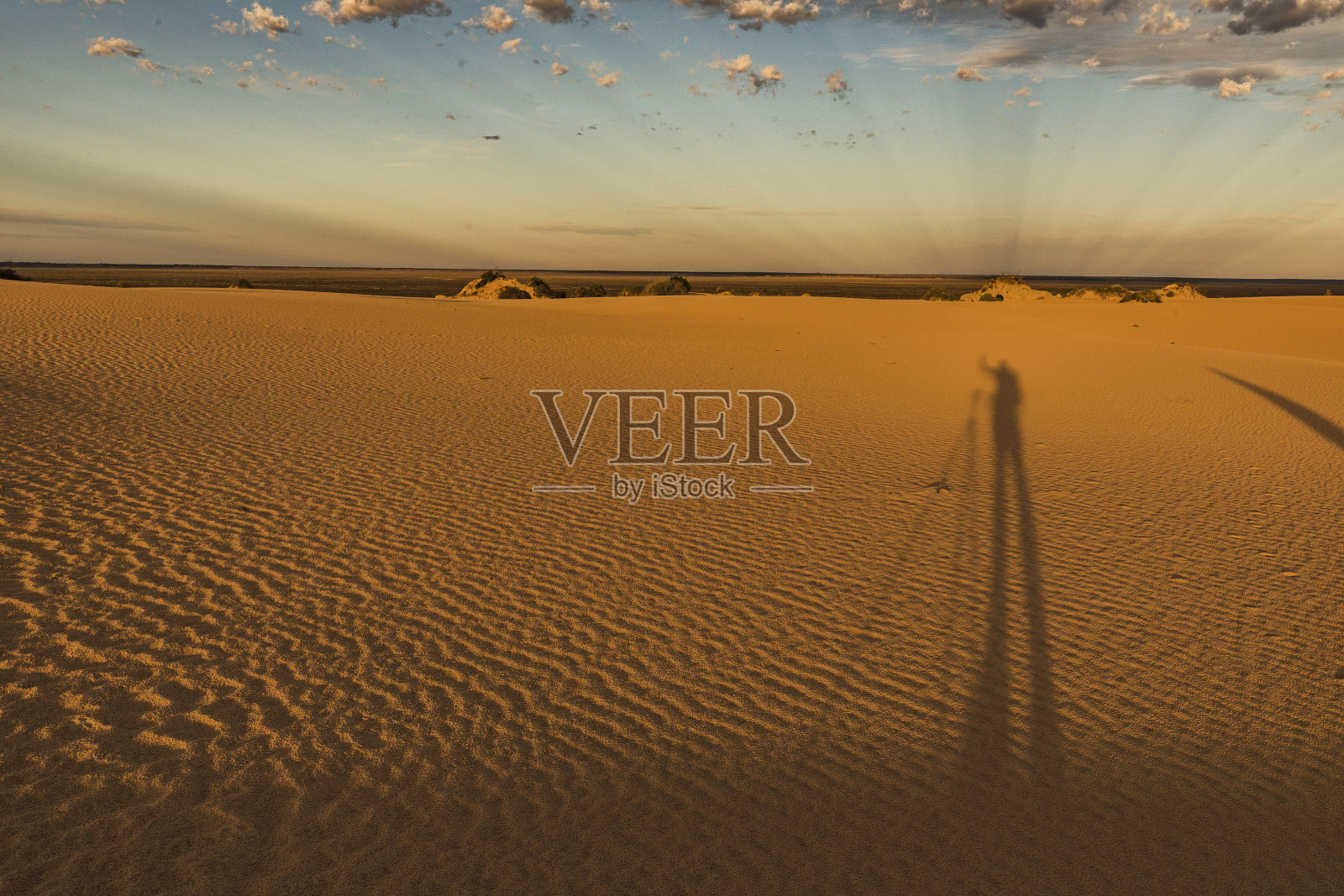 男人的影子与摄影设备拍照的沙漠景观日落在澳大利亚内陆照片摄影图片