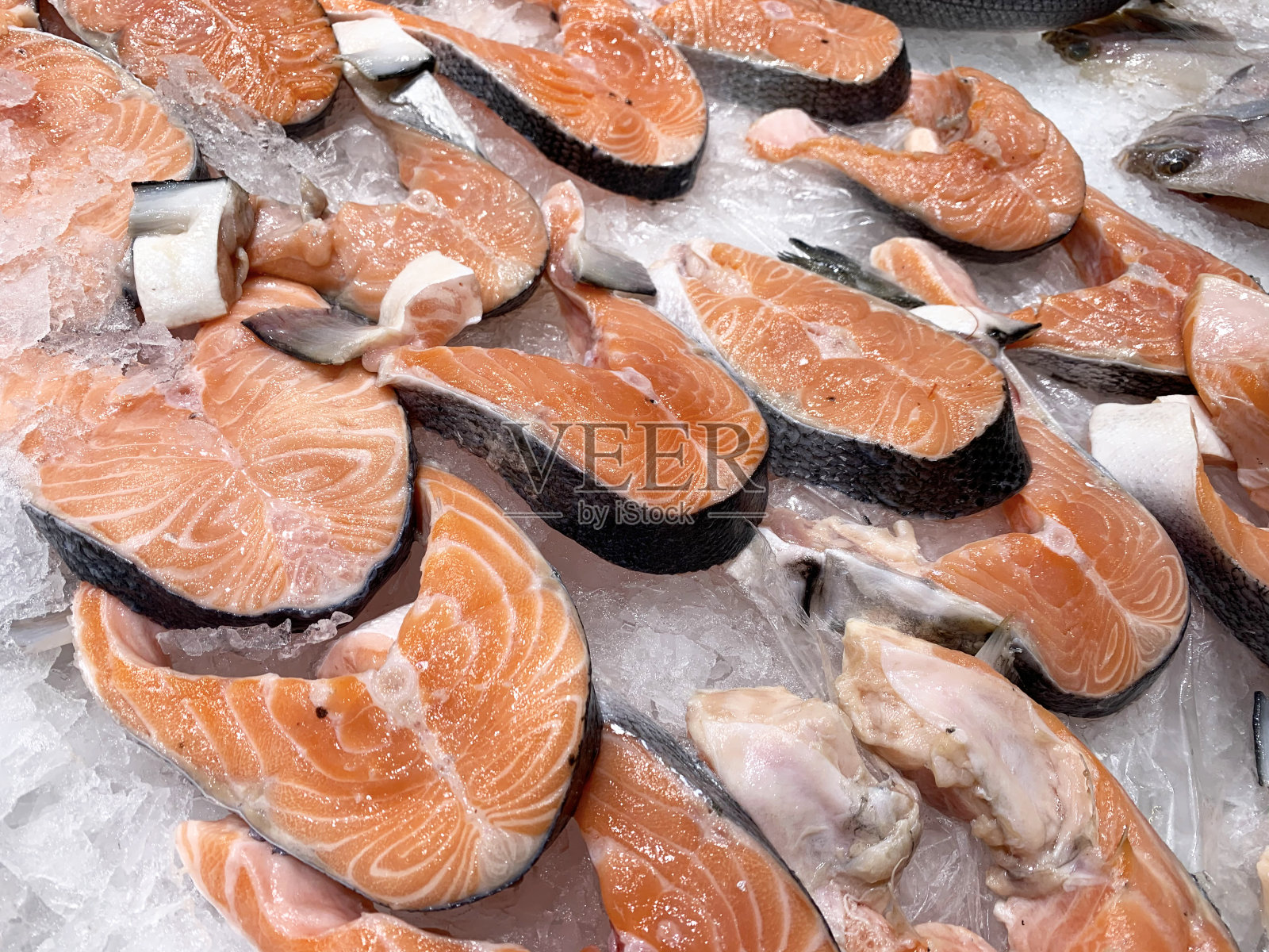 鱼市上的三文鱼片照片摄影图片