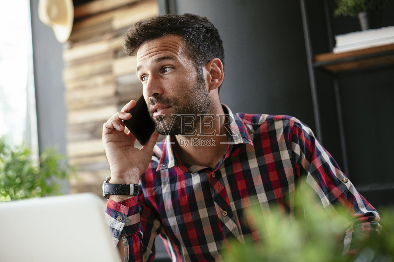 微笑的商人在打电话。照片摄影图片