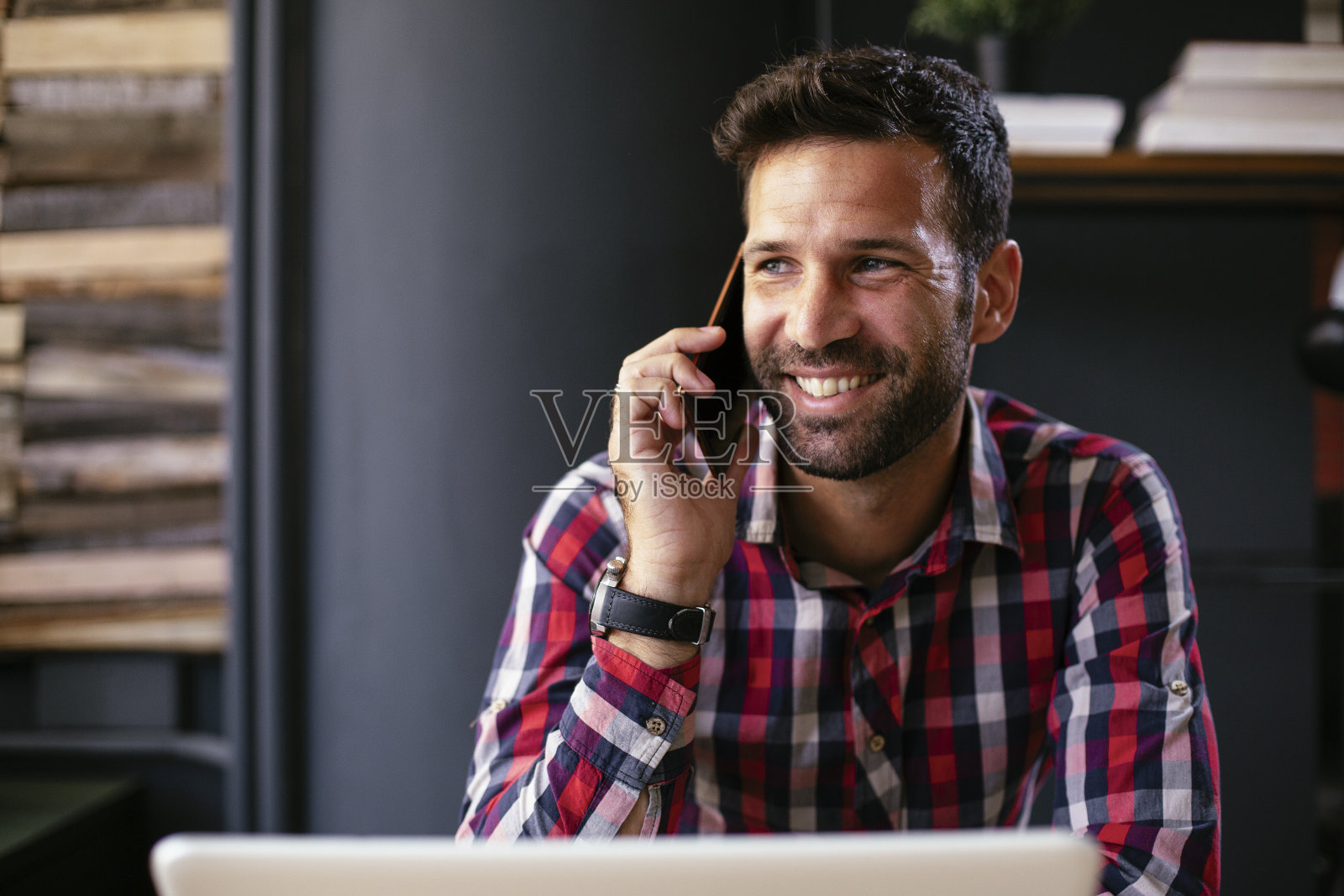 微笑的商人在打电话。照片摄影图片
