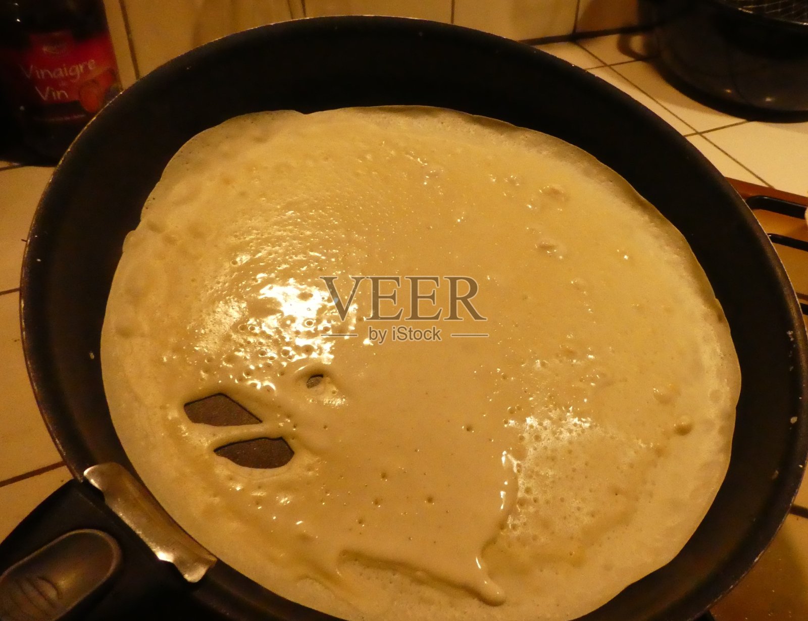 可丽饼糊放在生煎锅里照片摄影图片