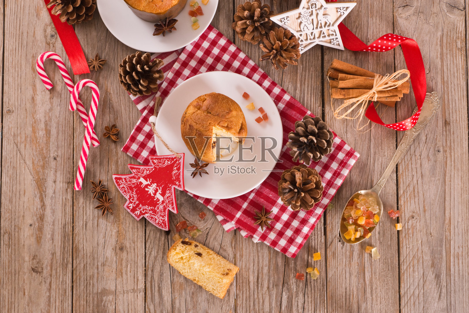 潘妮托妮圣诞蛋糕。照片摄影图片