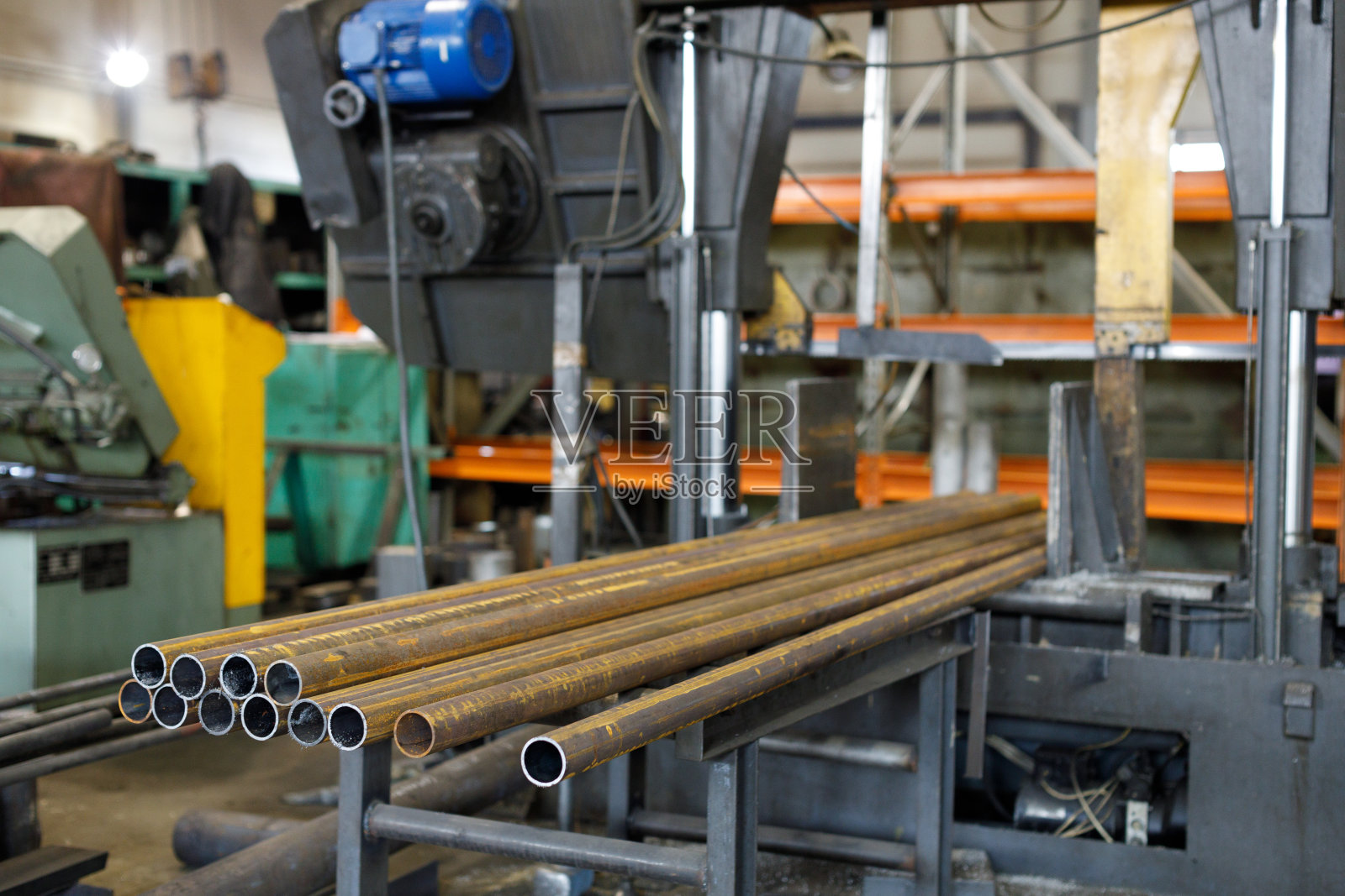 许多薄金属管加工在生产车间照片摄影图片