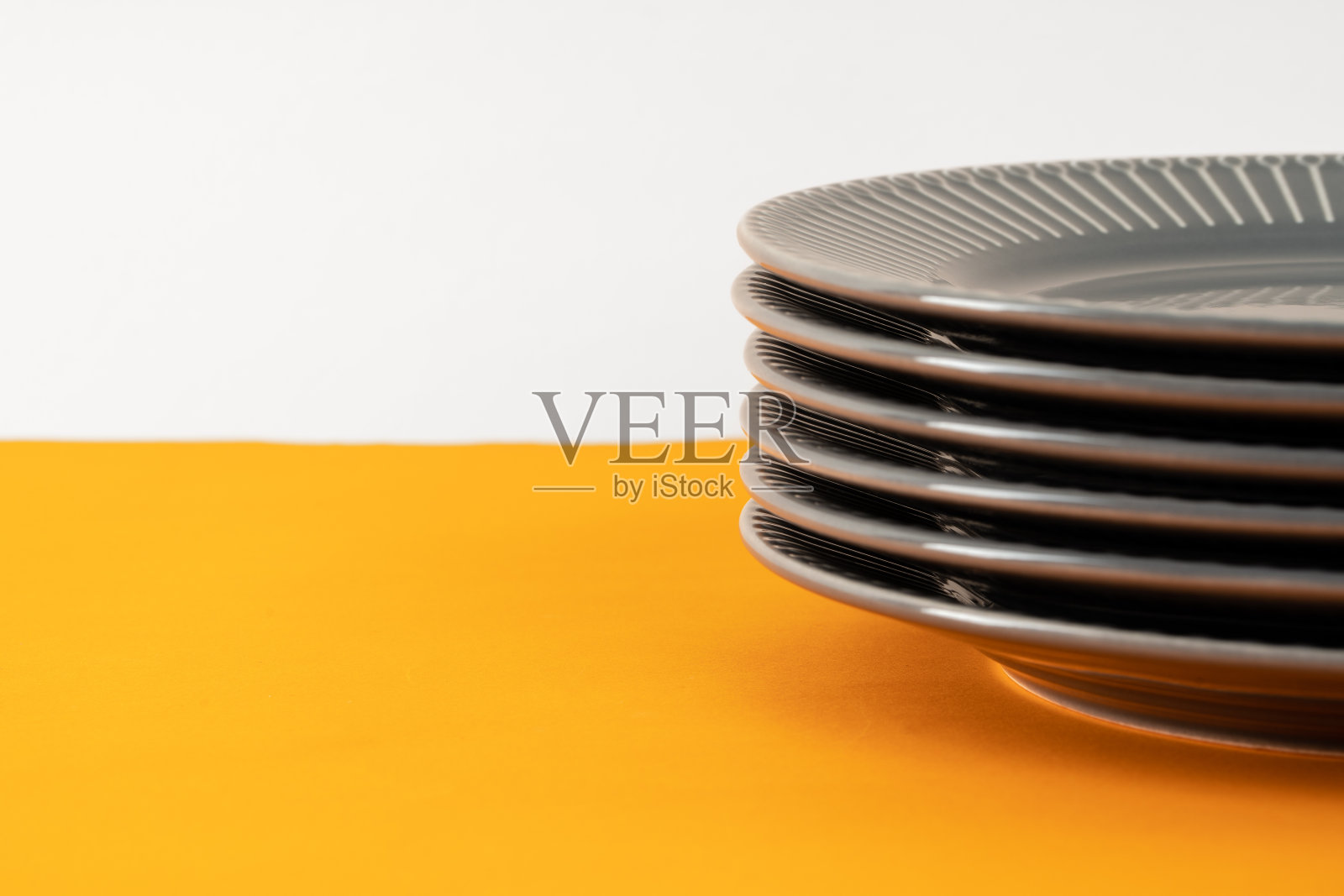 纸张背景上光滑的新型陶瓷餐具照片摄影图片