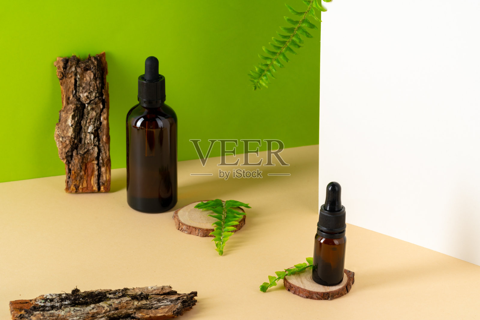 棕色玻璃化妆瓶。有机化妆品的概念照片摄影图片