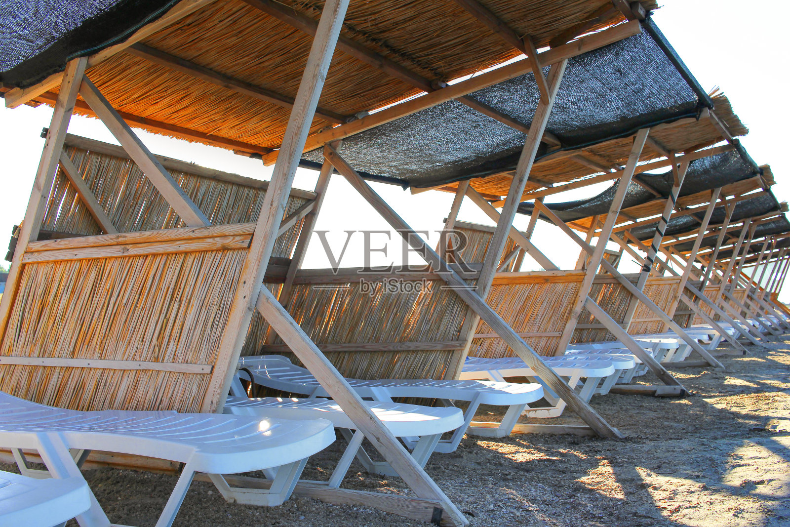 甲板上的椅子上盖着罩子，在岸上照片摄影图片