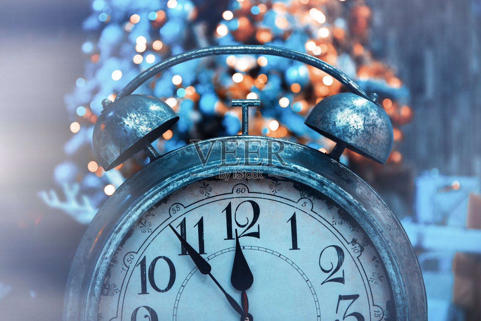 闹钟和圣诞彩灯照片摄影图片