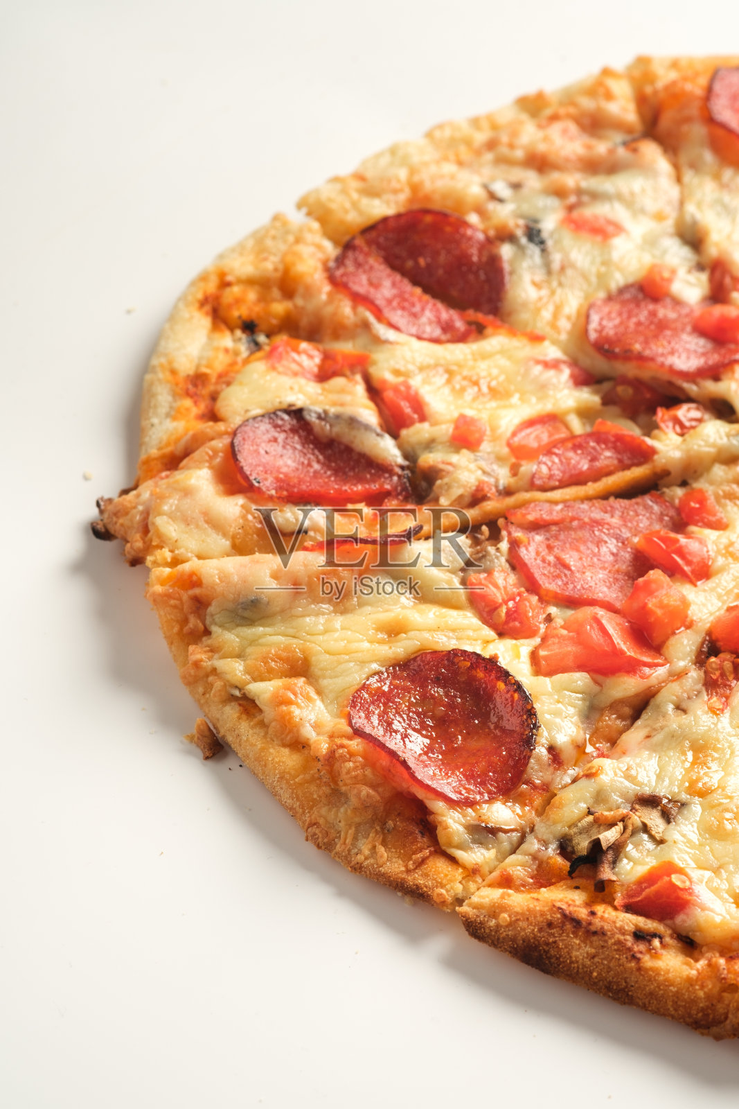 意大利辣香肠披萨孤立在白色背景。意大利食品的概念。开胃的披萨。照片摄影图片