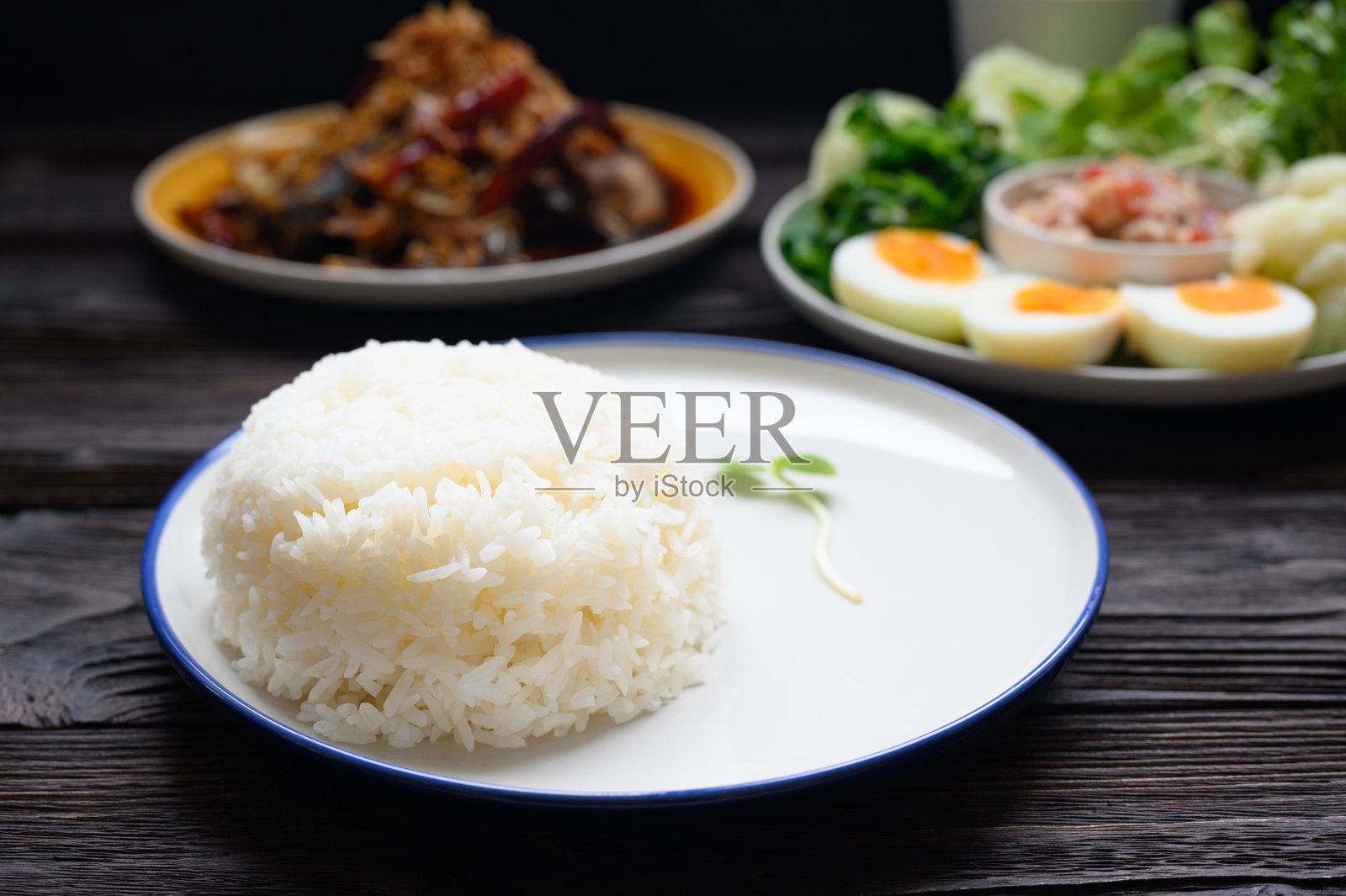 鲜虾酱配蔬菜装盘照片摄影图片