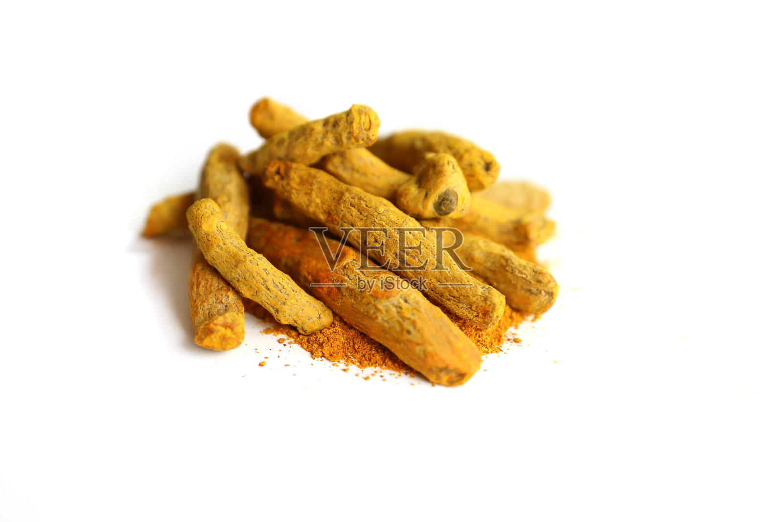 白色背景上的姜黄颗粒和粉末照片摄影图片