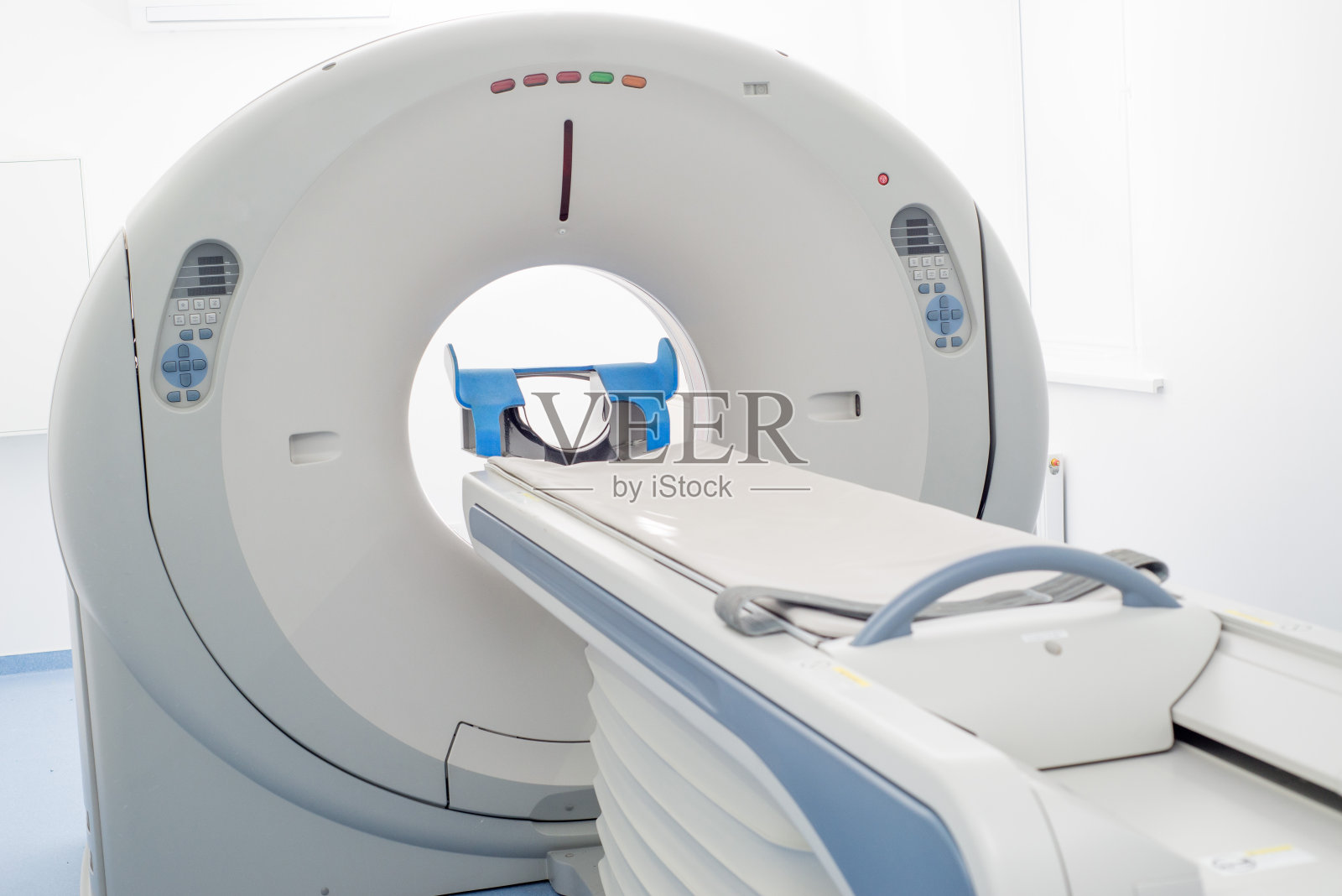 在一个大病房里的现代CT扫描仪照片摄影图片