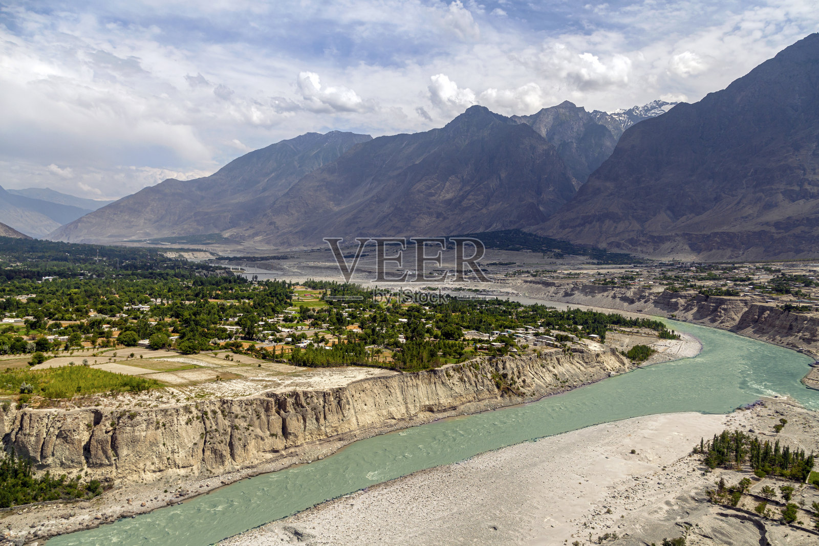 有山脉、山谷和云彩的风景照片照片摄影图片