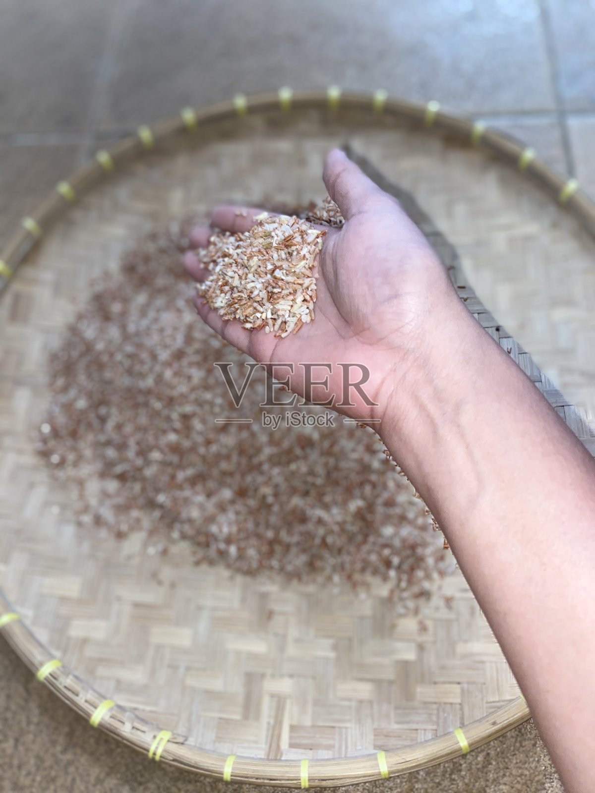 竹筛红米照片摄影图片