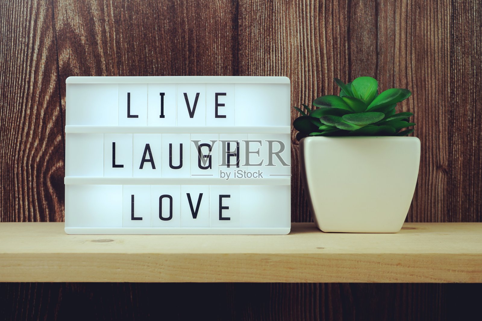 活笑爱字灯箱在木背景照片摄影图片
