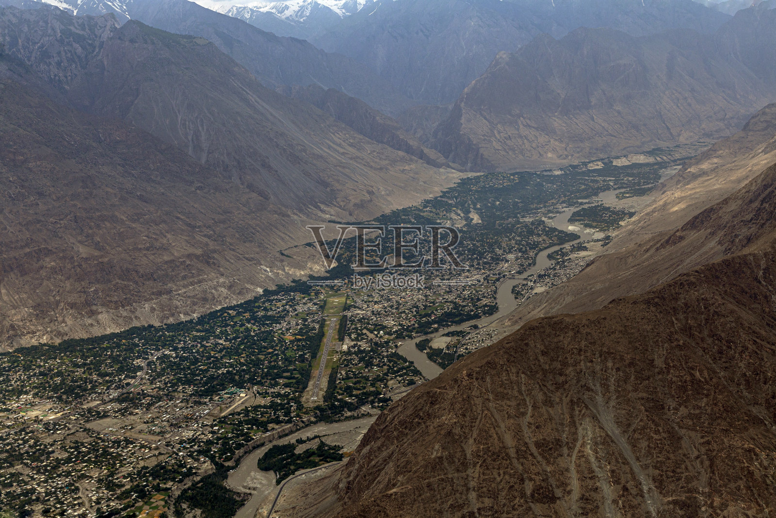 有山脉、山谷和云彩的风景照片照片摄影图片