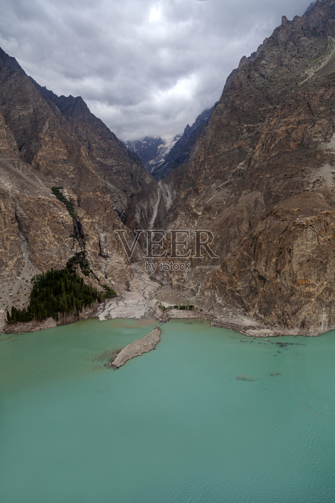 有山脉、山谷和云彩的风景照片照片摄影图片