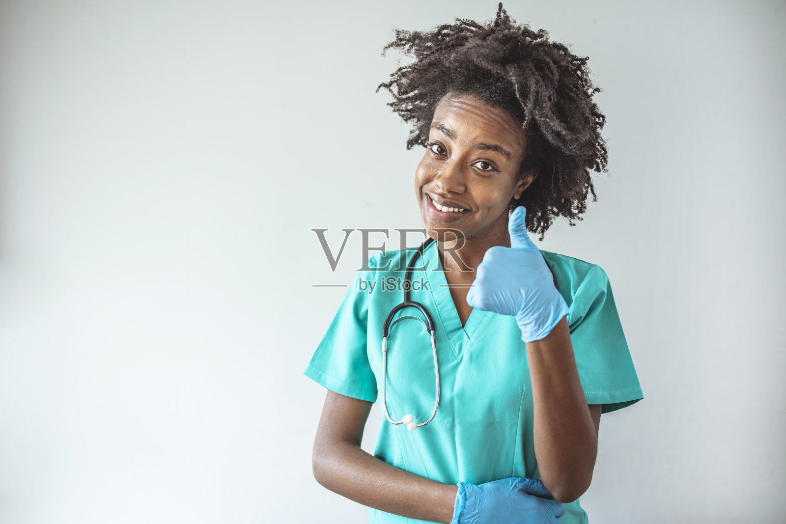 非裔美国女医生的肖像站在她的办公室在诊所照片摄影图片