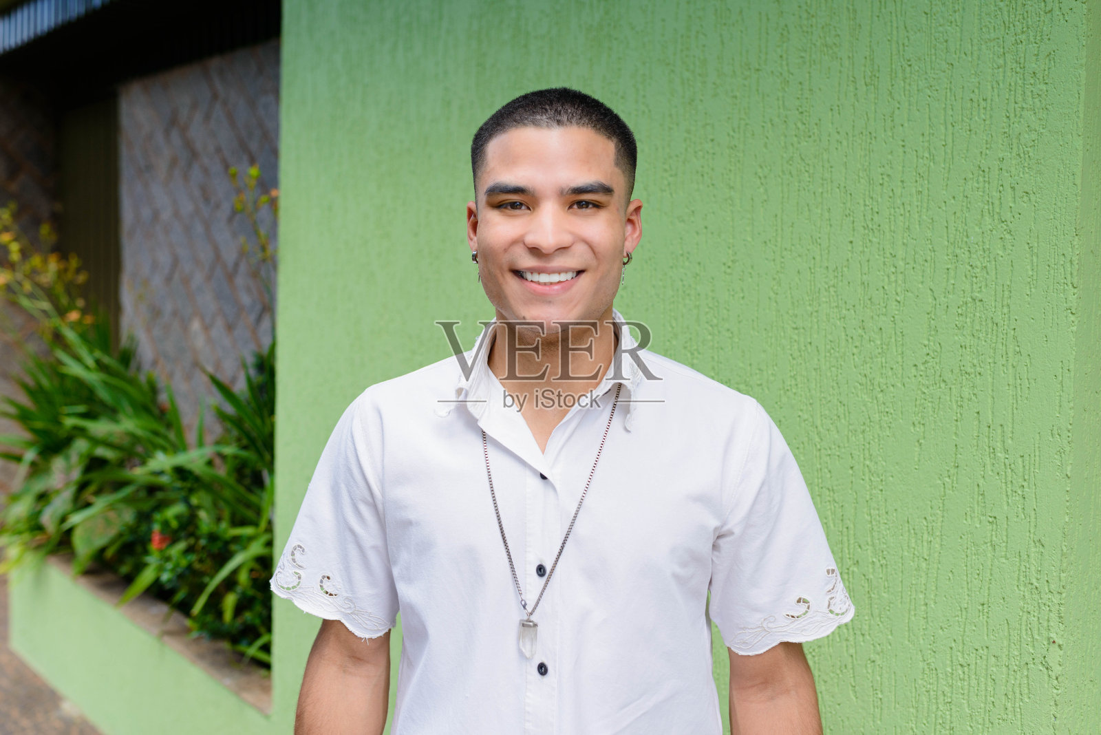 拉丁年轻人看着镜头微笑着照片摄影图片