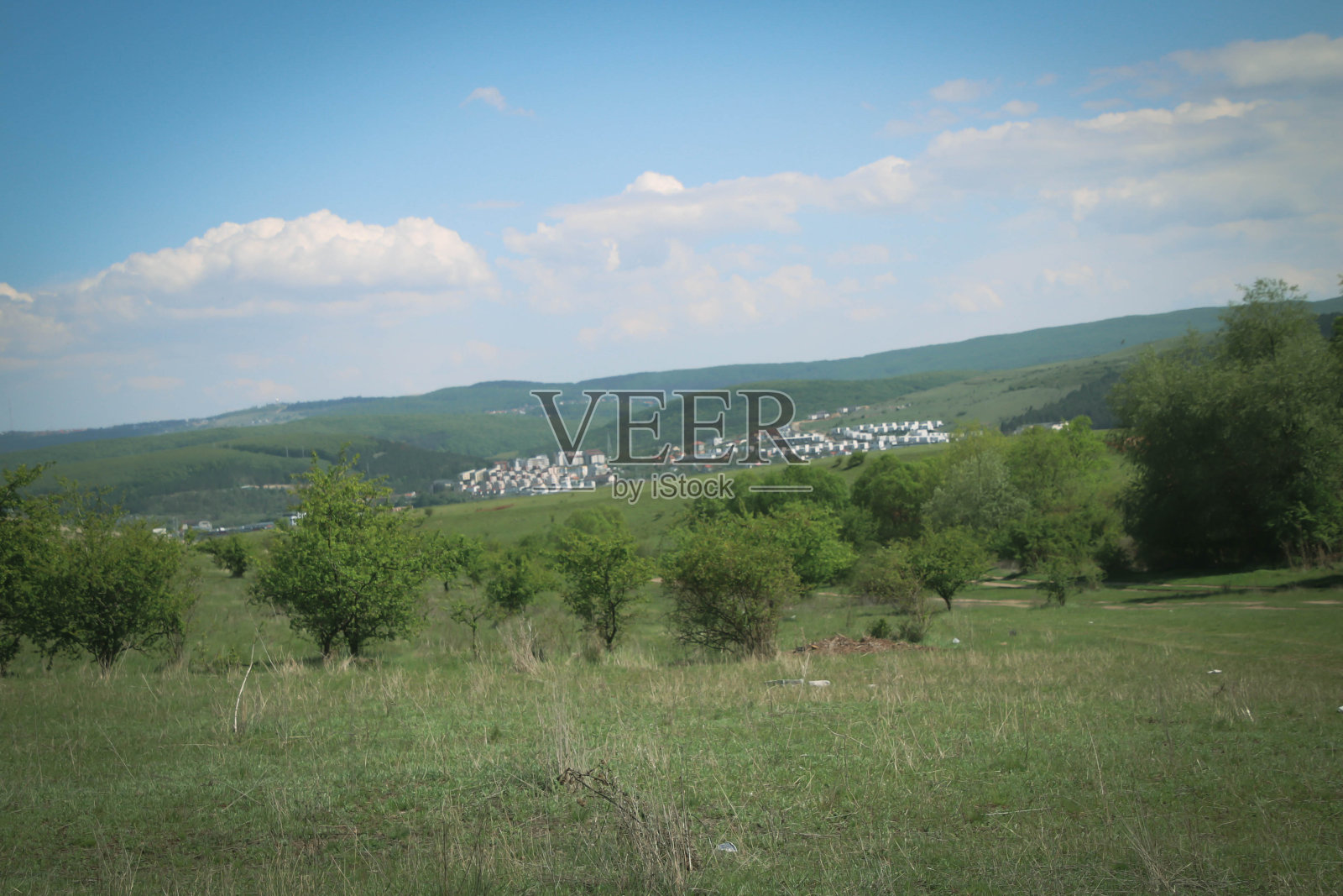 山脚下的房子是美丽的自然景观照片摄影图片