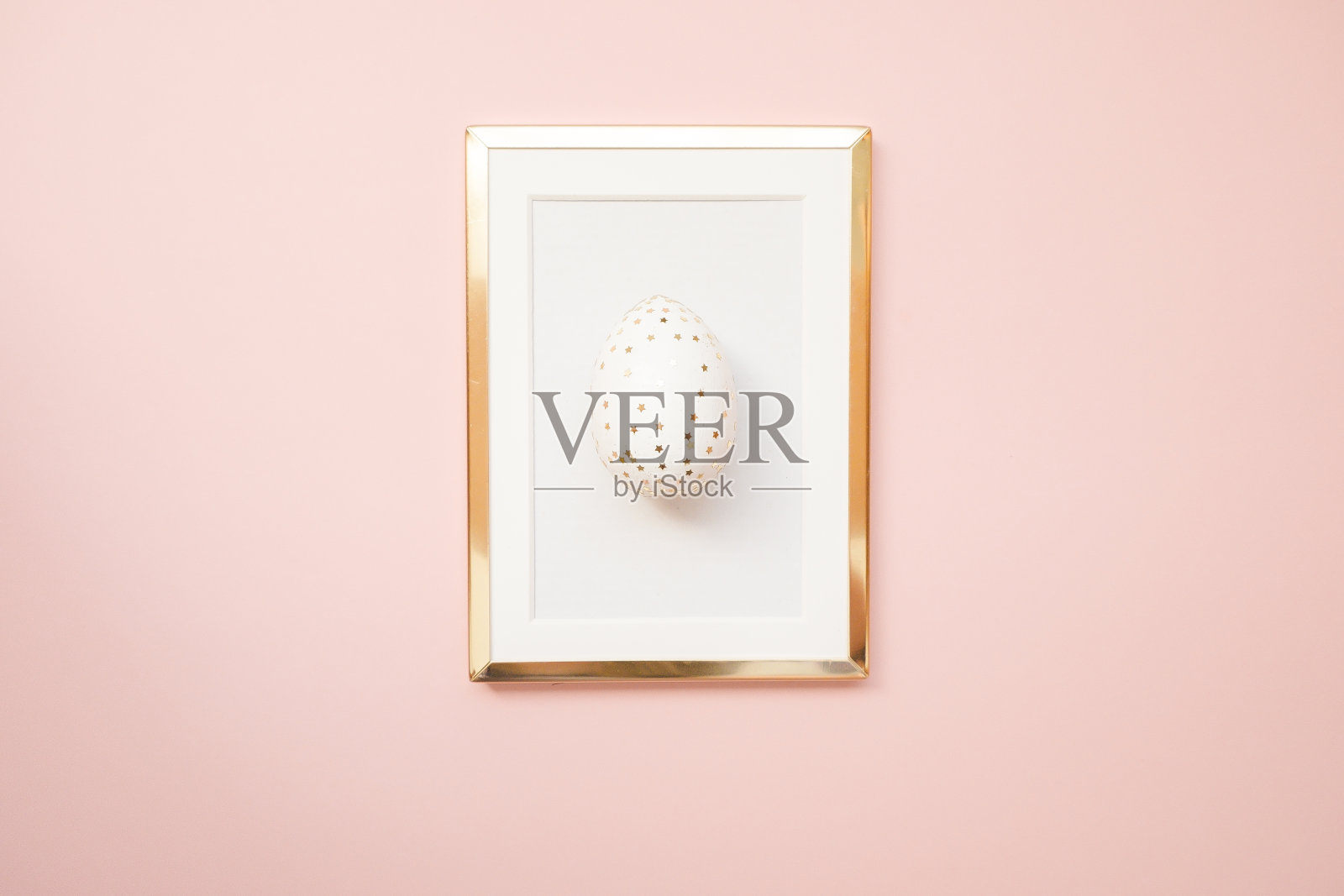 框架与金色斑点复活节彩蛋与复制空间的文字在粉红色的背景。最小复活节快乐概念。顶视图,flatlay照片摄影图片