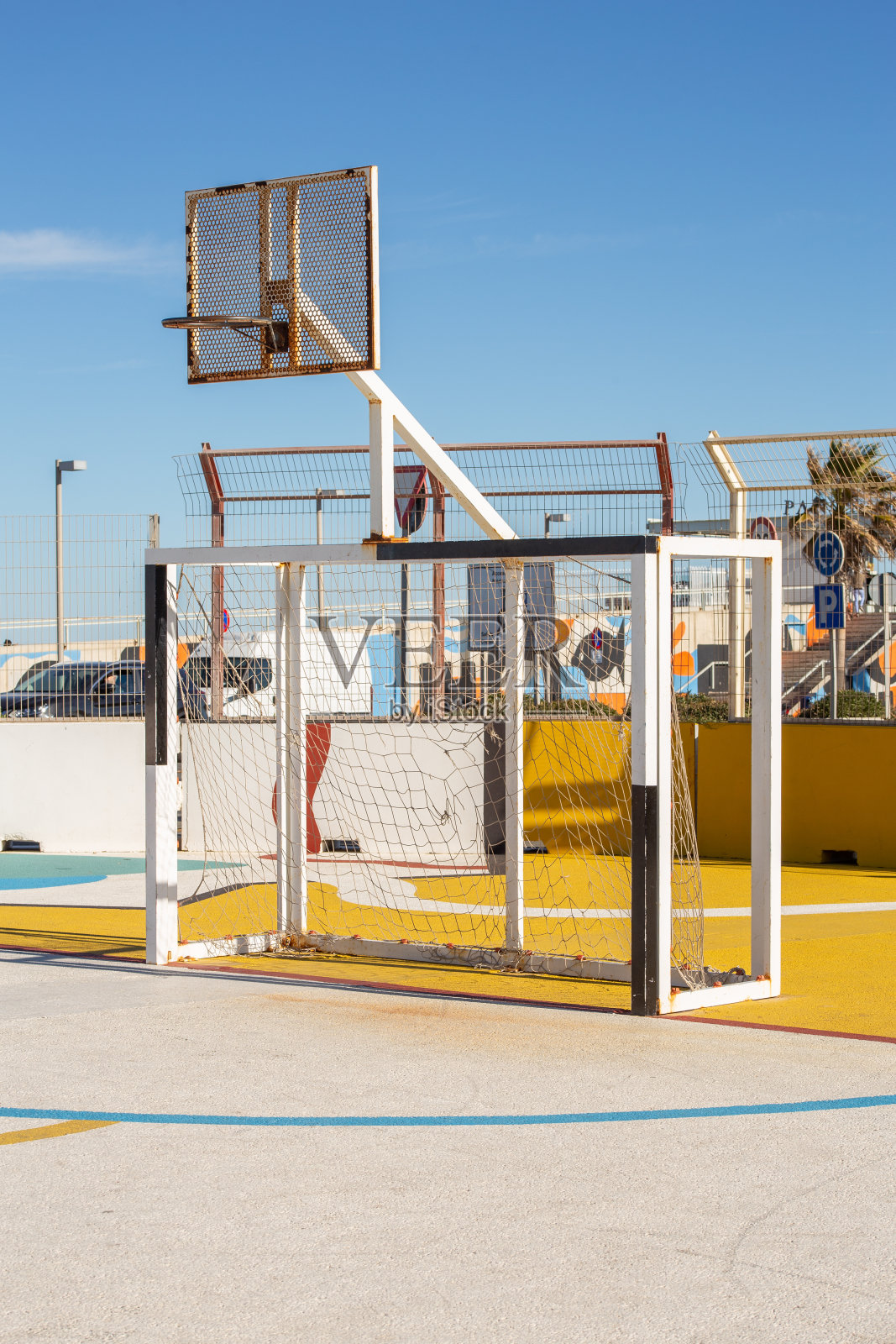 现代篮球场，后面有云照片摄影图片