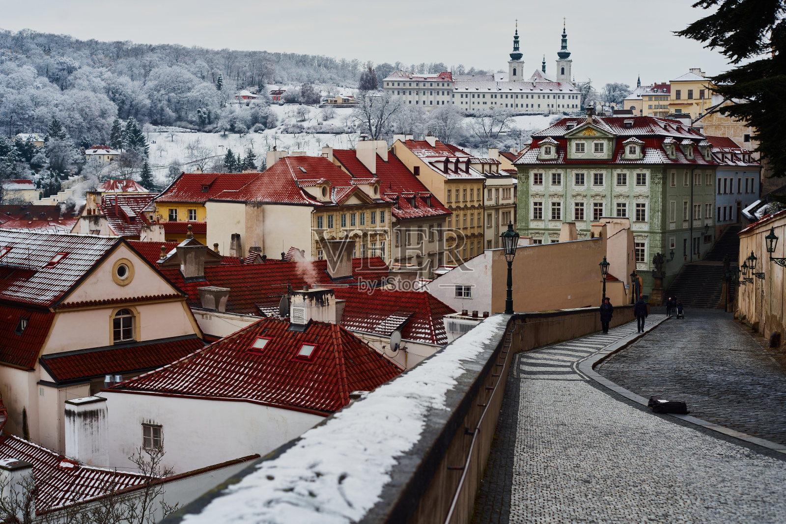 从布拉格城堡山上拍摄的屋顶布拉格城市景观照片摄影图片