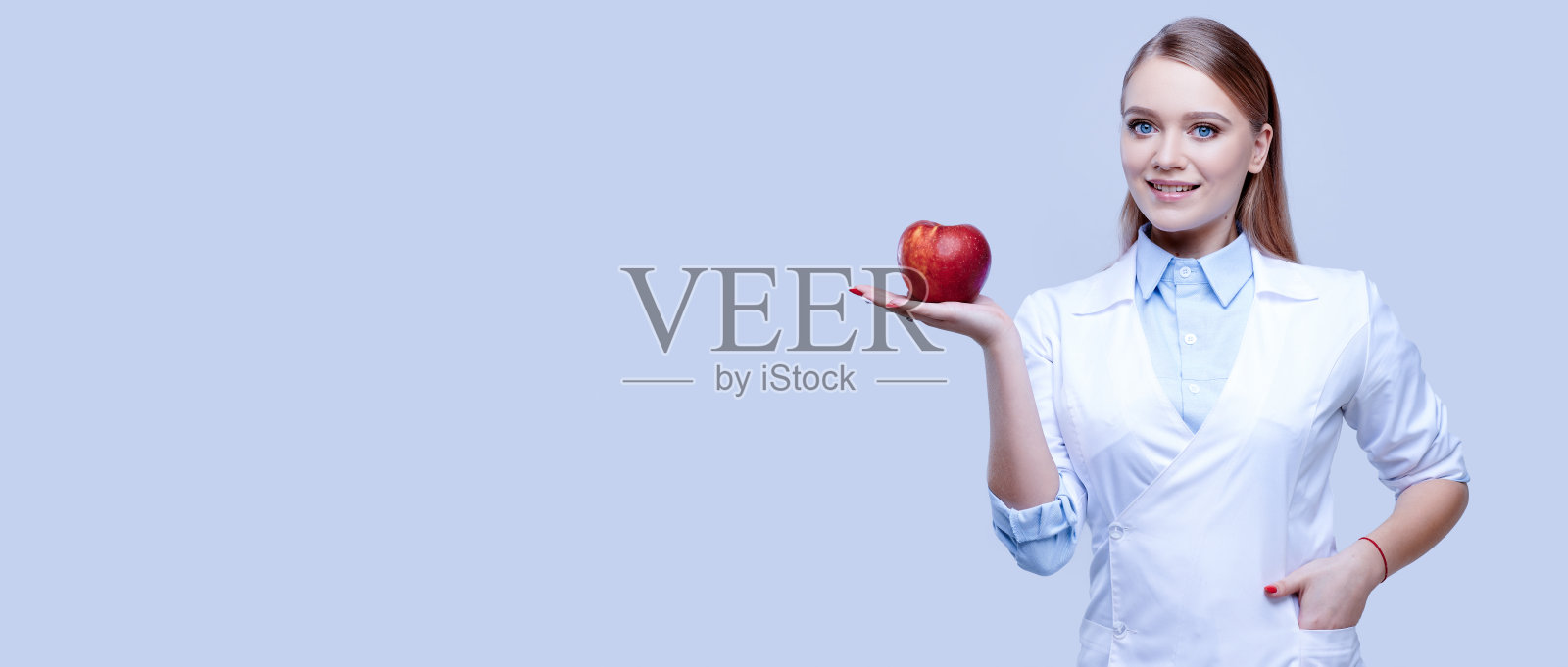 手持红苹果的女医生，孤立背景的女护士，医务人员照片摄影图片